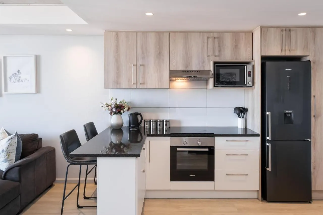 Modern Two Bedroom Unit, Mountain & Harbour Views Cape Town Apartment
