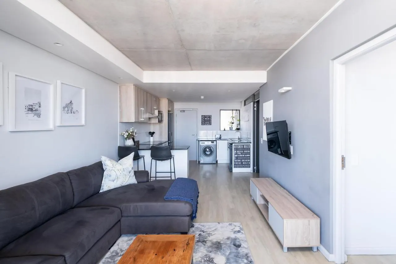 Modern Two Bedroom Unit, Mountain & Harbour Views Cape Town Apartment